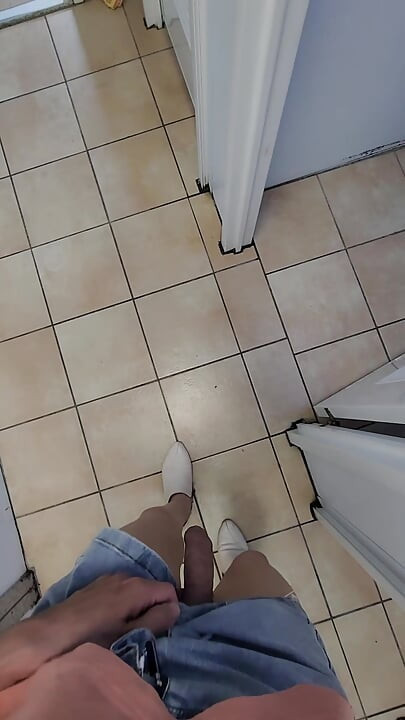 Travesti Ting Xuan se masturba en el baño al aire libre.