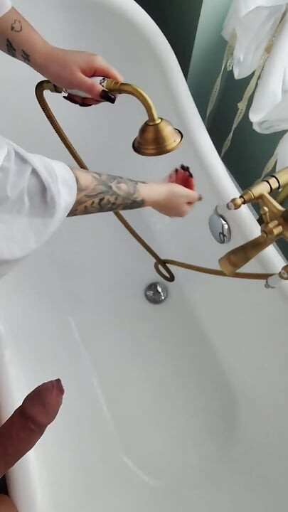 Macocha zabiera pasierba, aby siusiu na niego i zmusić go do siusiu.