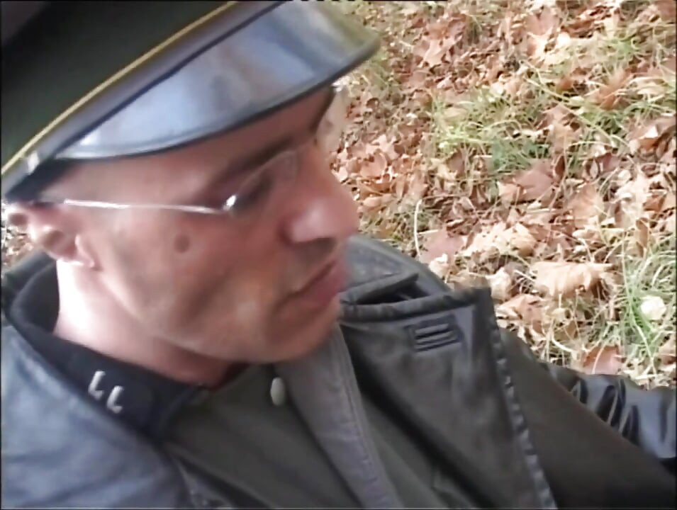 Junge schwarze frau mit schönen titten im wald von einem großen schwanz gefickt und in den mund gespritzt