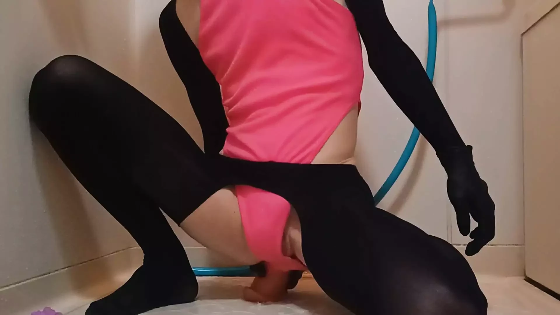 Sissy-kuroko穿着粉红色的 Leotard 在她的屁股上插入长假阳具