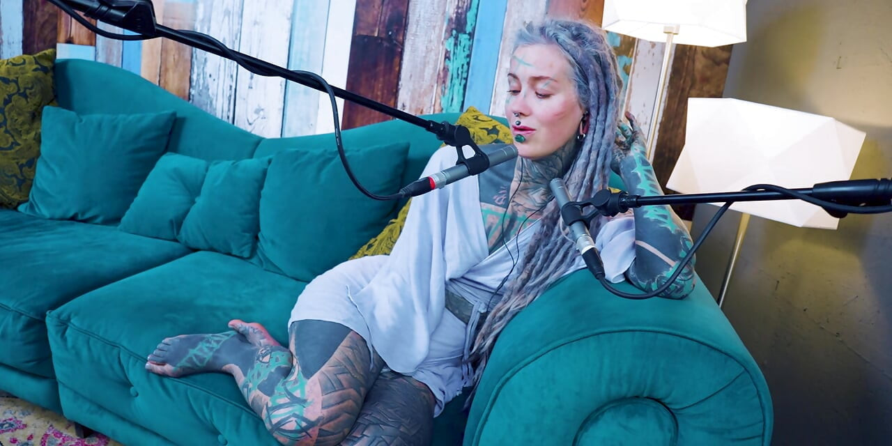 Je parle de U - mal à l’aise - ASMR podcast SFW parler goth maigre fille dreadlocks tatouage modèle tatoué fille encrée