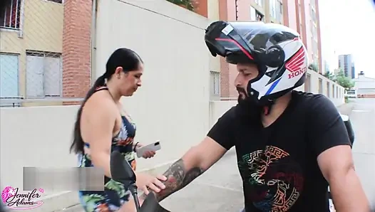 Hot girl asks me for a ride to her house and when I arrive she strips naked and surprises me - Porno En Español