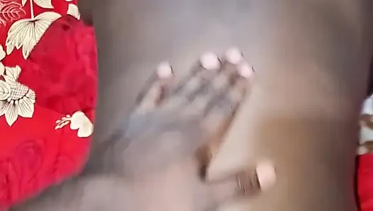 Bu fahişenin büyük kalçalarını yıkıyorum
