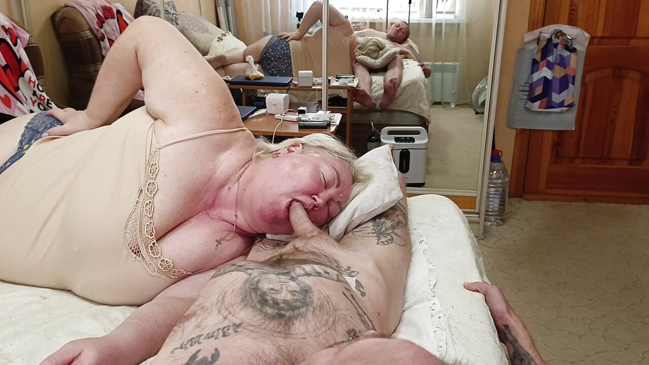 Susjeda mi puši kurac dok joj ne svršim u usta