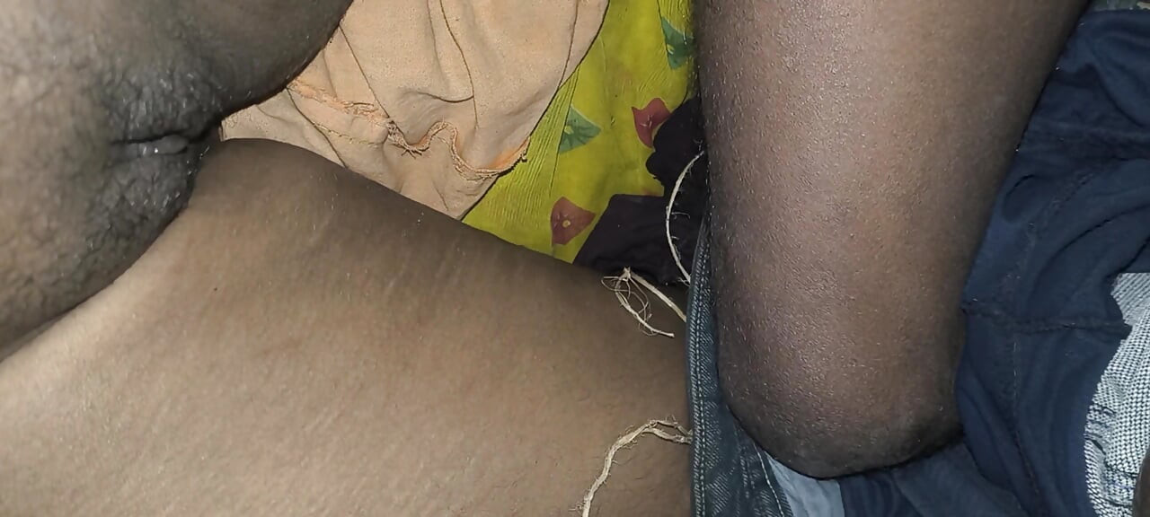 Έβαλε μαύρη γη στο στενό μουνί του