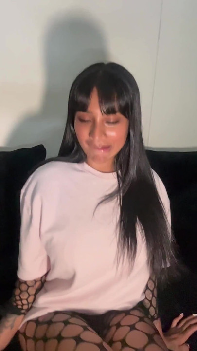 De busvolle Yasmina Khan neukt haar man voor de wecam