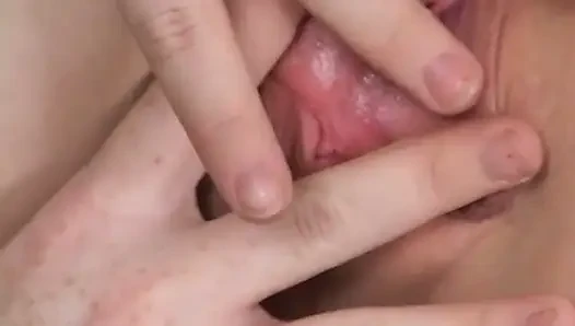 Cewek sange lagi asik masturbasi pakai mainan seks