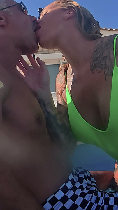 Face Fuck Squirting's by the pool