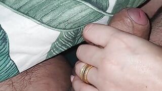 Stiefmutter genießt stiefsohn-schwanz in ihrer hand, handjob ihn gut
