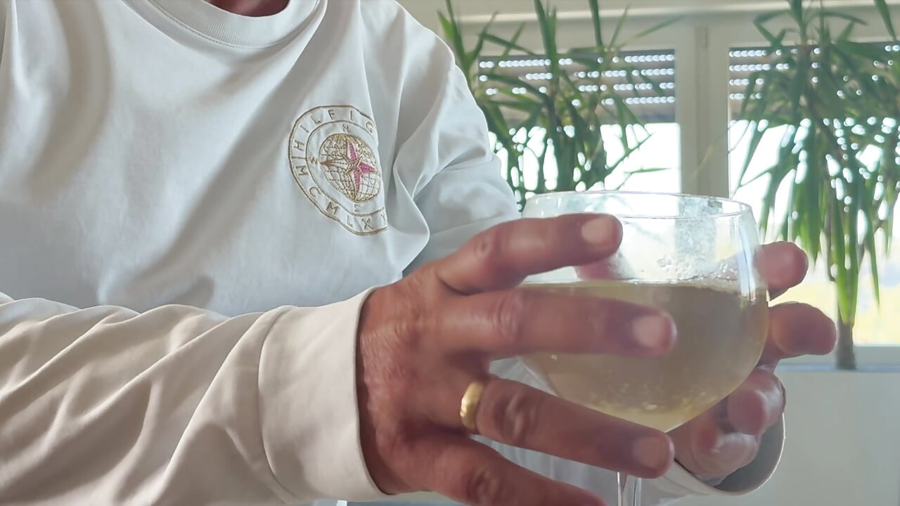 Wiche in einem Glas Pisse und schlucke den MIX III