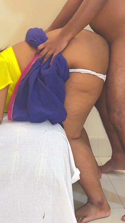 Sali en sari azul y blusa amarilla cuando el jija la agarró para cogérsela con todo - 52 tetas grandes y 56 culo enorme cogida con las manos atadas | Clip 1