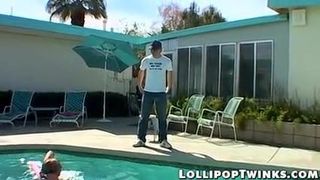 Twinkies anal golpeando junto a la piscina en trío