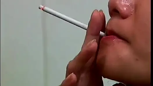 Büyük yarak bu güzel dövmeli Asyalı sigara içen kızı sıkı göt deliğinden sikiyor