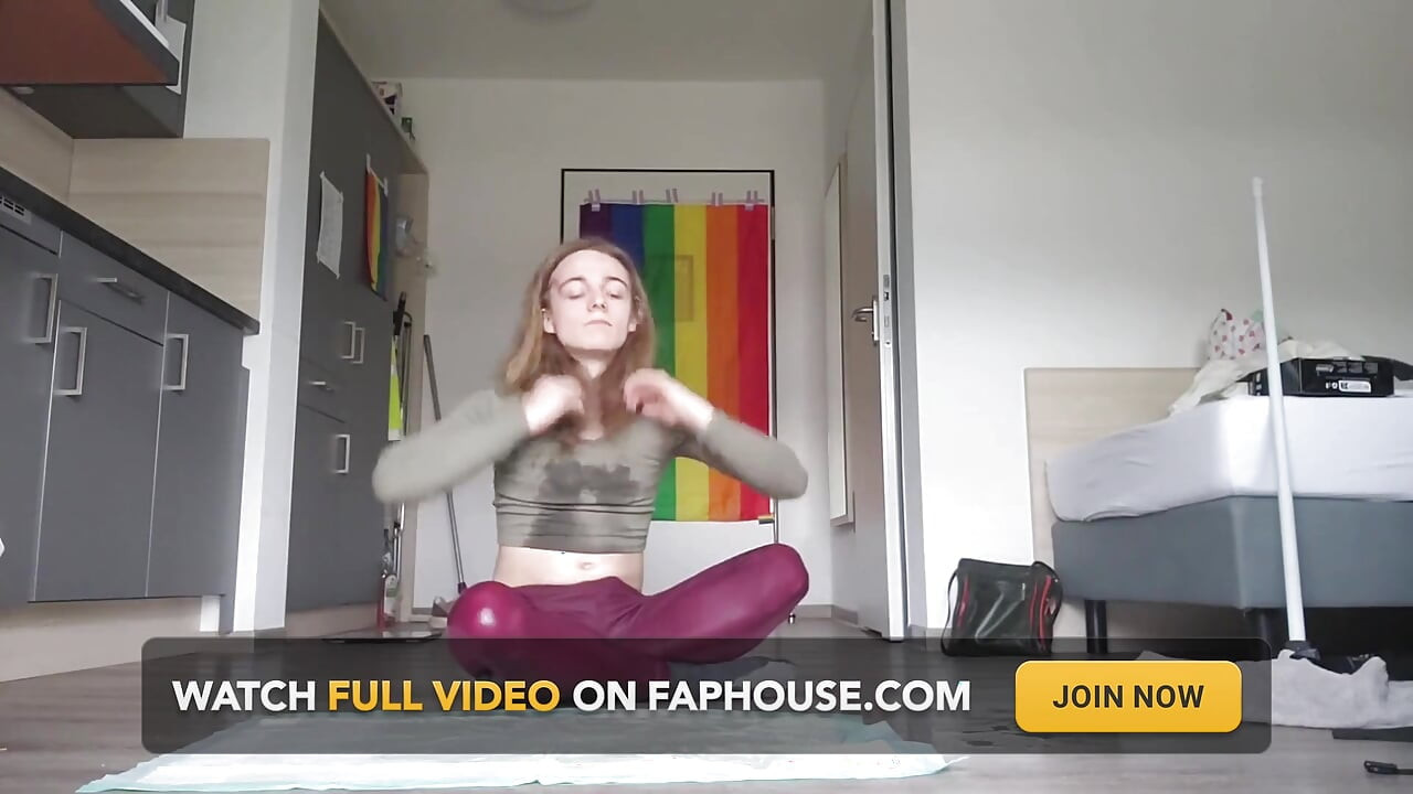 Пикаене в същите легинси отново