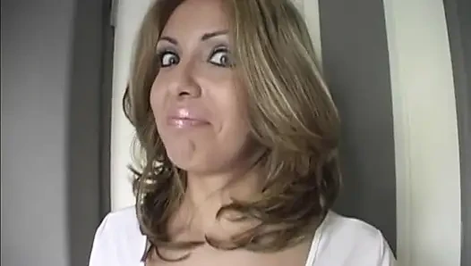 Seksi sarışın sürtük yarağa bindikten sonra dölleniyor