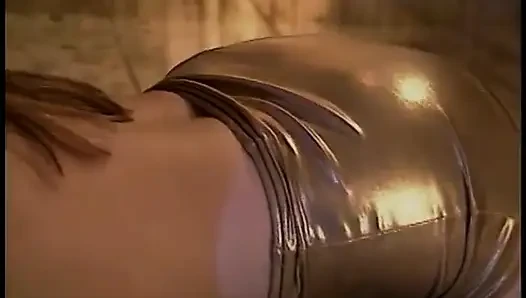 Cewek hot rambut cokelat ini lagi nunjukin memeknya di sofa dan memeknya dientot habis-habisan sama pacarnya