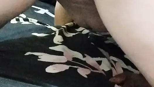 Evli kadın kocasından hediye alıyor