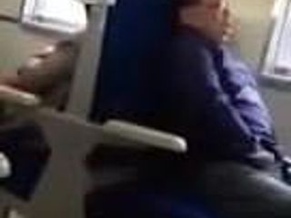 Pervertido se masturbando e comendo sua porra no trem