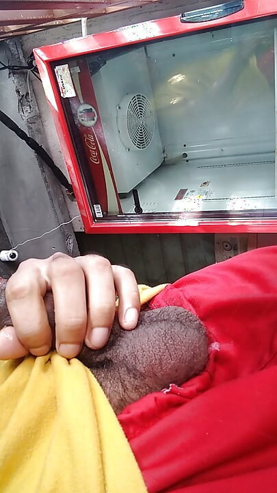 Chico caliente en porche