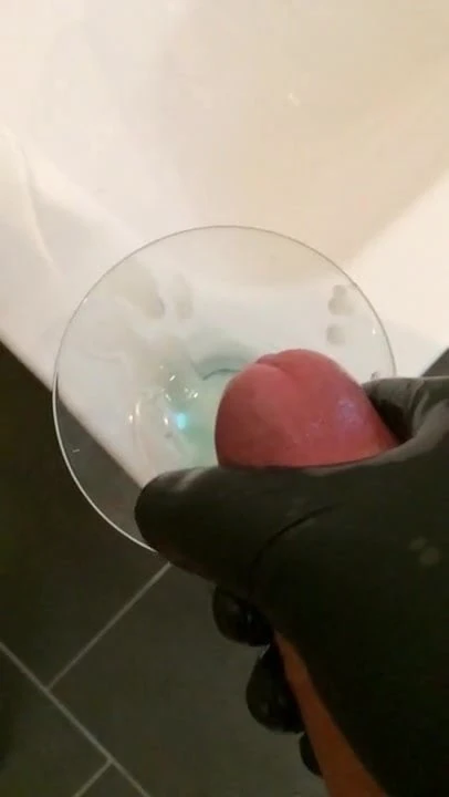 Cumshot in Cocktailglas