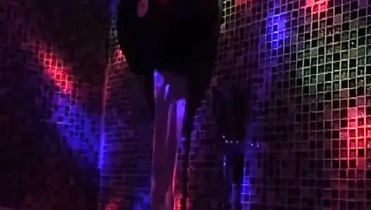 Kulüp tuvaletinde solo bir