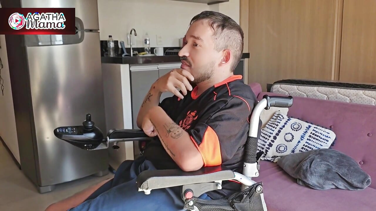 Eu, Agatha Mama, într-o femeie de serviciu cu fustă scurtă, curățând devin o nebunie cu un utilizator pervers de scaun cu rotile!