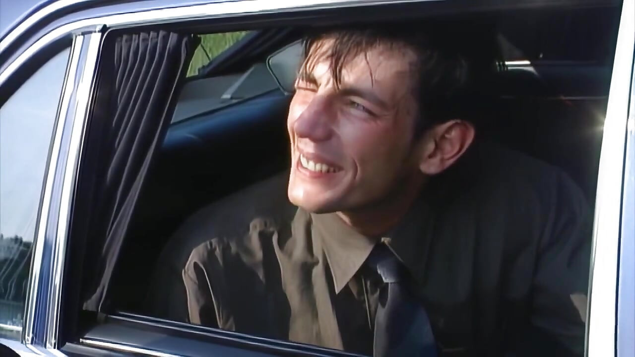 金发女郎饥渴地深喉大鸡巴