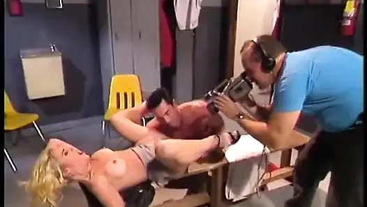 Typ mit großem schwanz leckt und fickt die muschi an dieser atemberaubenden blonden bombe