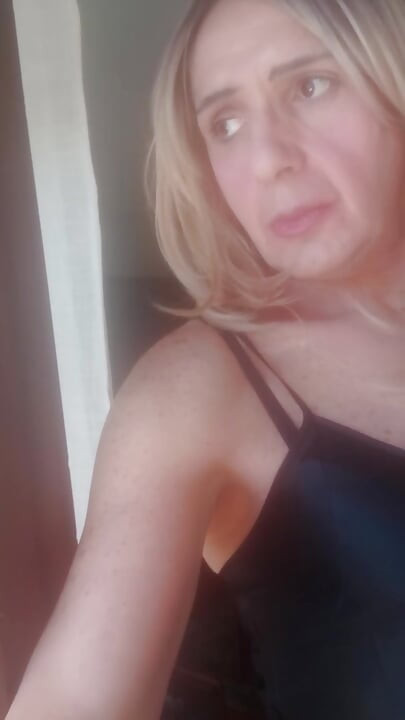 Vany sitzt auf dem sofa in einem raum