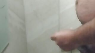 Maskuliner türkischer bär kommt im büro-badezimmer