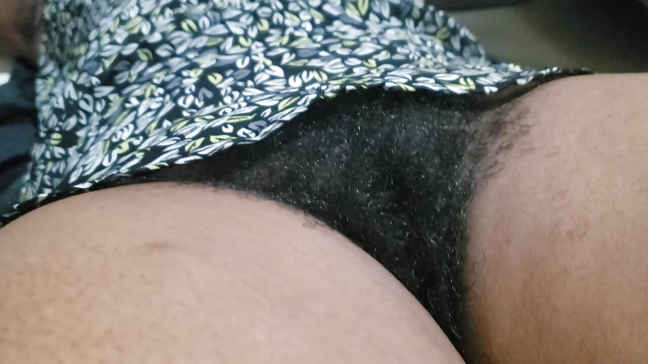 Jovem Gata Desfruta De Um Momento Sensual Focado Na Buceta Com Energia Brincalhona, Provocação Suave E Conexão Íntima