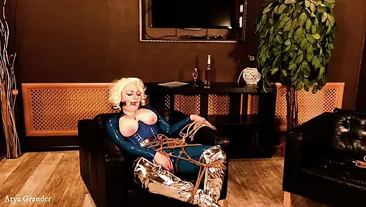 Dari belakang panggung dari proses seks bdsm tali bondage, shibari masturbasi dengan lateks