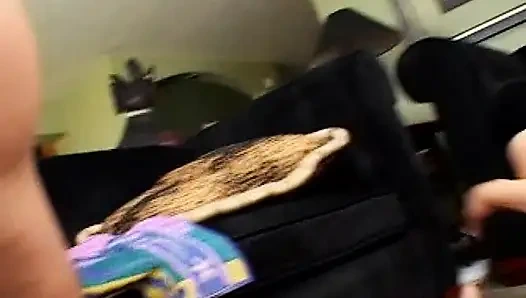 Versaute schätzchen, die großen schwanz in einem heißen dreier teilen