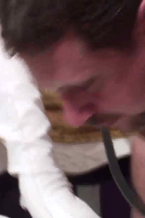 Dia suka menjilat kasut tumit putihnya