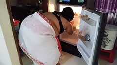 (Fridge ke andar desi hot aunty ki chudai Jabardast) Indian Aunty stuck her head in the fridge and fucked her ass