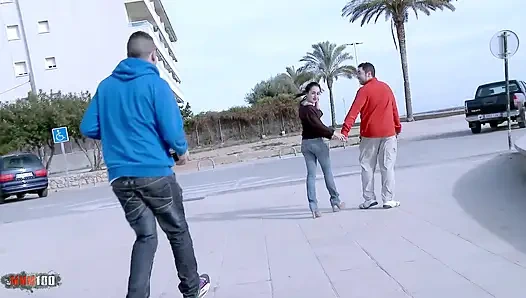 Испанская крошка Vania Flores делает минет и глубокая глотка - хардкорный камшот в любительском видео