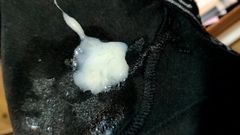 Le sperme d'un mec hétéro en sous-vêtements après le service gloryhole