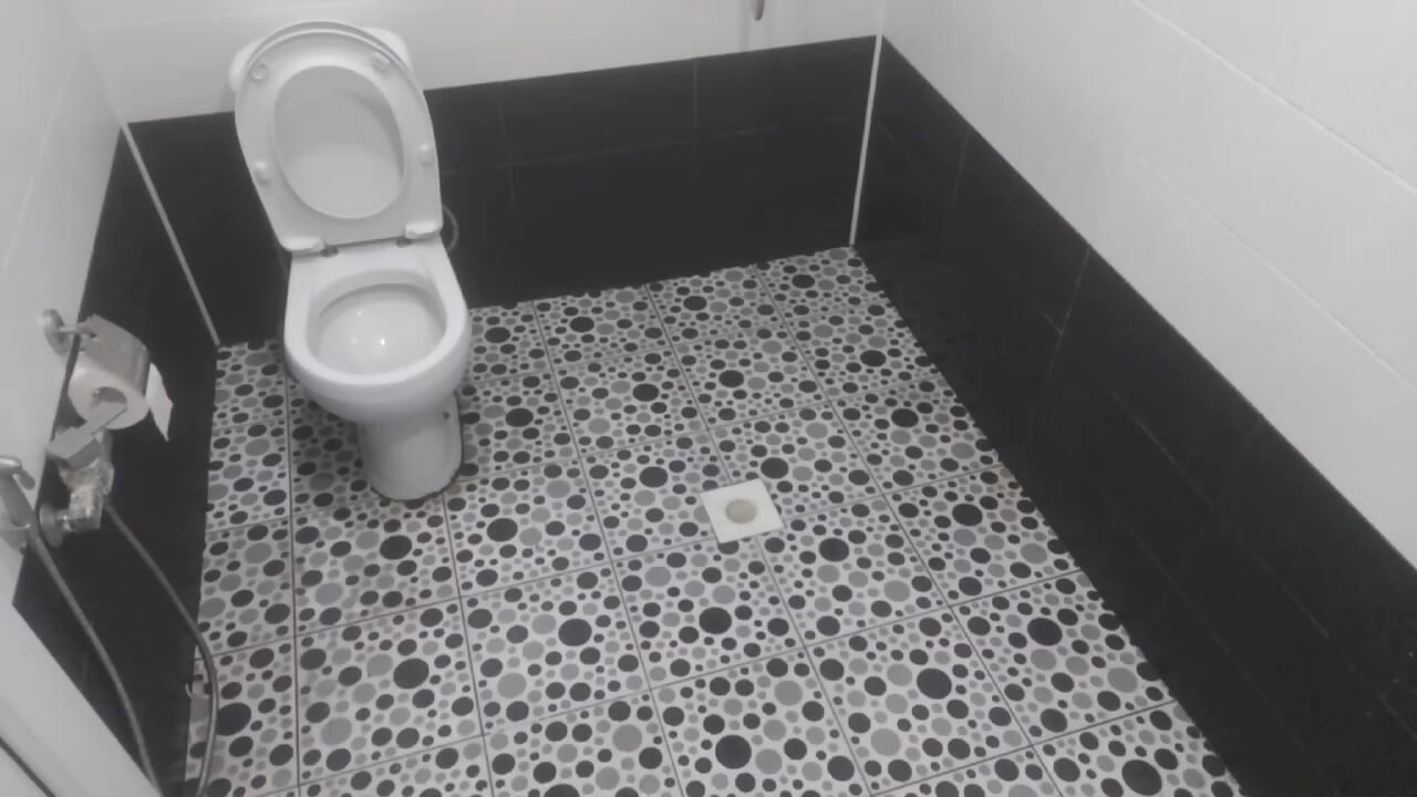 Prekrasna trans ljepotica veže kosu vrpcom