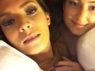 2 amerykańskie lesbijki bawią się w łóżku z widzami