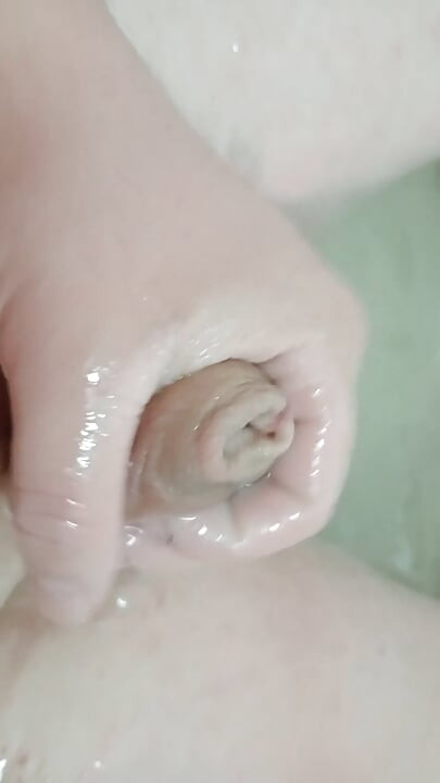Jerking off in the bathtub lots of cum