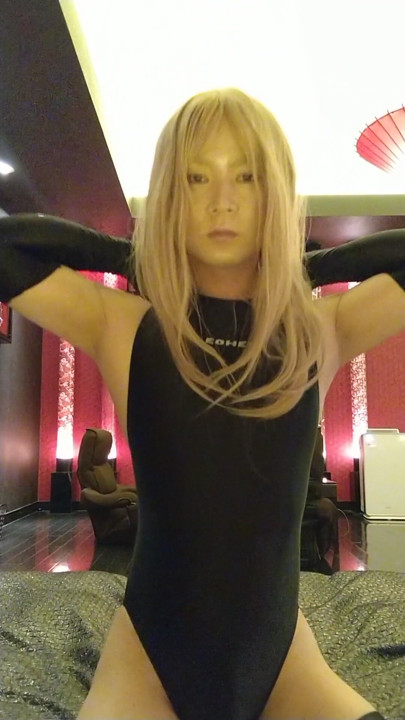 A blonde cross-dressing boy wore a black swimsuit and masturbated in an open-air bath and felt good! | Clip 1
