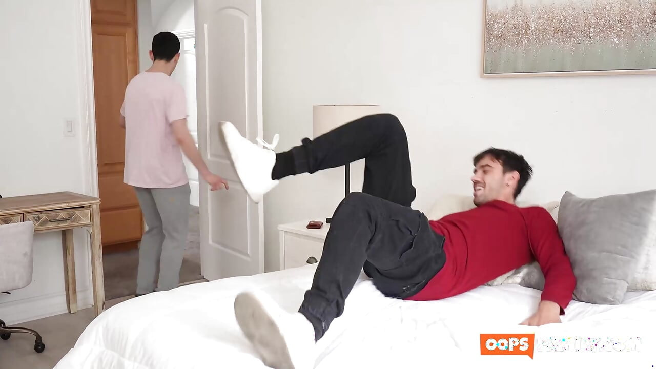: Lola Fae'nin devam eden finansal mücadeleleri pornografik videoların bir zulasını bulunca dibine kadar alıyor!