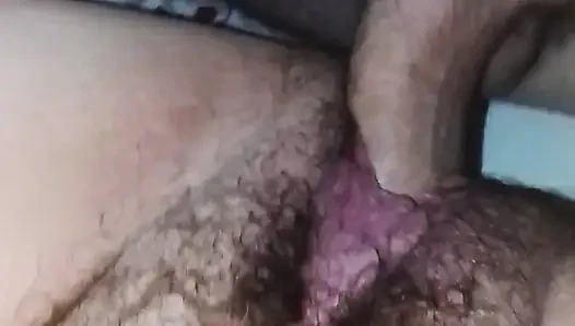 Karıma yumruk sokuyorum