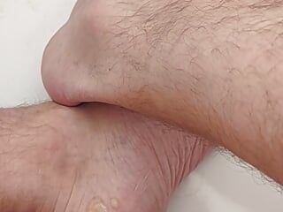 Kencing di kakiku