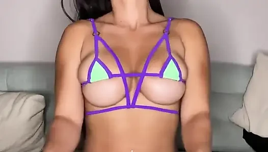 Çok seksi görünüyorum! Sulu göğüslerime 1-10 puan ve yeni oyuncağımla oynarken beni izle? Etli amcığıma puan 1-10