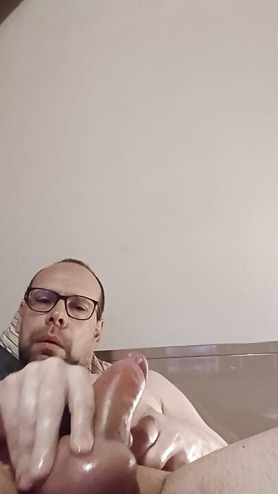 Jag cum medan jag visar upp mina enorma bollar till en tjej