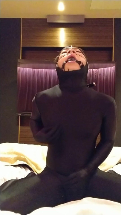 A cross-dressing boy masturbated with a collar, handcuffs, nose hook, and ball gag, and an embarrassing appearance in full-body tights. | Clip 1
