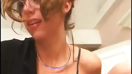 Cewek cantik rambut cokelat dengan kaki jenjang diisap dan dientot sama cowok gagah di dapur