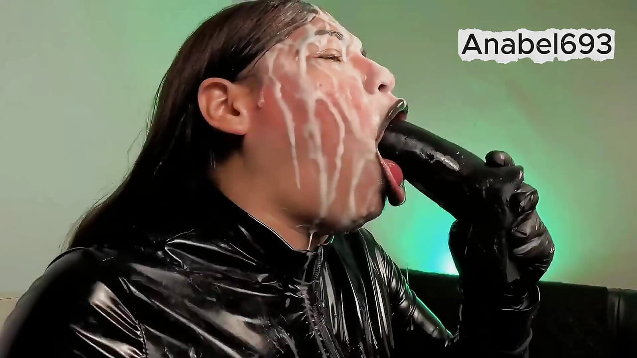 라텍스, 라텍스 장갑, 라텍스 정장, 검은 입술을 입은 악마가 자지를 관능적으로 빨고 침을 뱉고 정액을 내게 침을 뱉어
