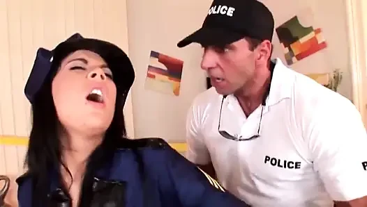 Polis memuru götünü sert siktiriyor